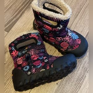Toddler/Little Girls Size 11 BOGS B-Moc Boots in ‘Garden Party’ print